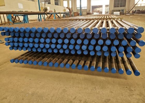 Parede de água isolada térmica na caldeira com refratário e tubos